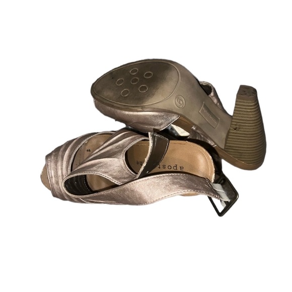 Apostrophe Gold Heels - Picture 6 of 6